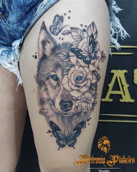 tatuagem feminina de lobo na coxa|Tatuagem feminina de lobo e flores na coxa